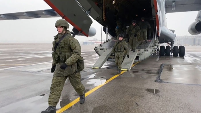 Выгрузка личного состава и военной техники из состава миротворческих сил ОДКБ на аэродроме в Казахстане.