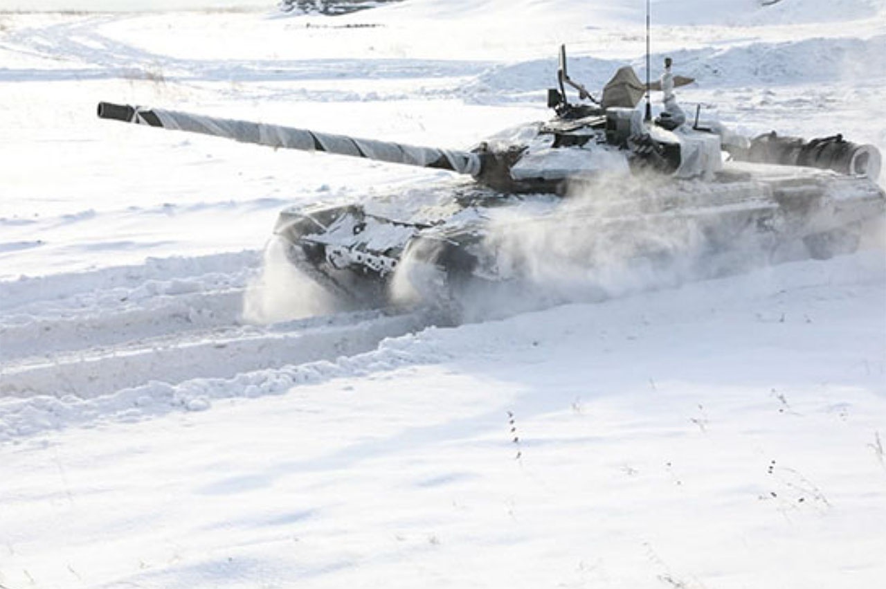 Военнослужащие танковых подразделений отработали тактику мобильной обороны в ходе учения в Кемеровской области.