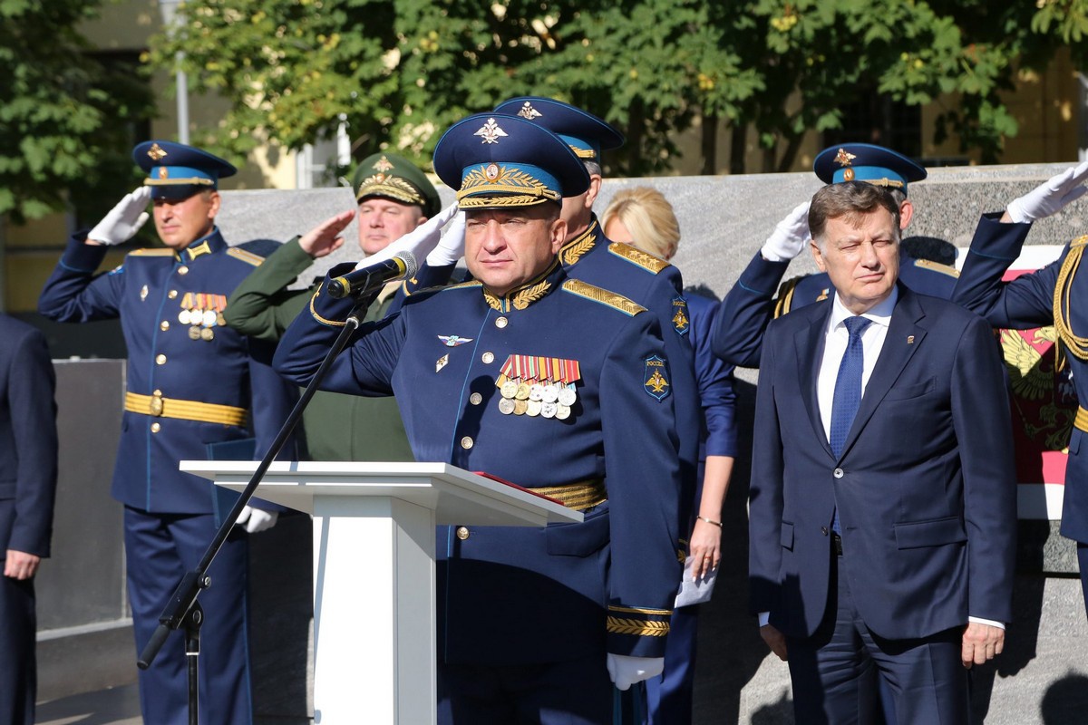 Быть офицером - огромная честь, и этому званию нужно постоянно соответствовать.
