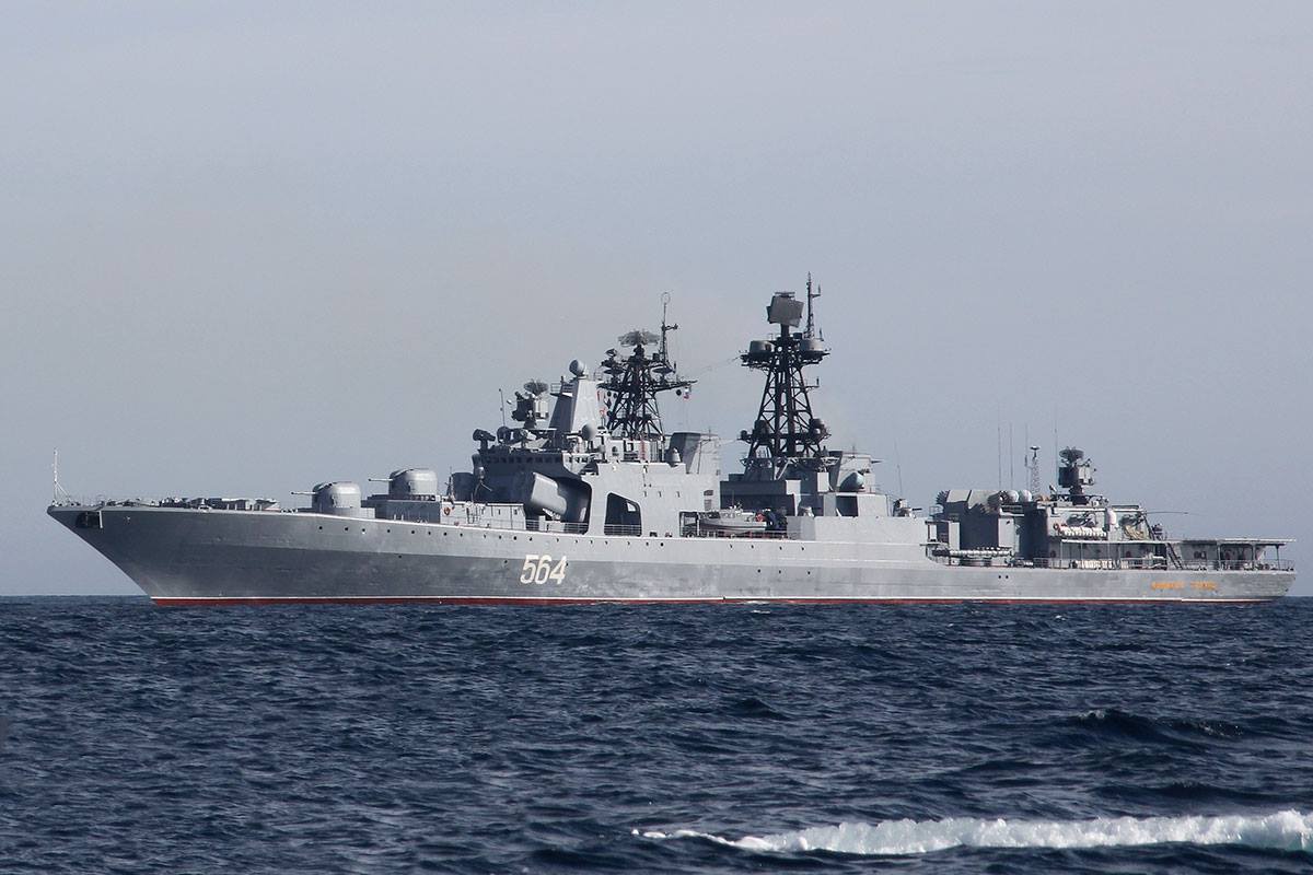 После предостережения БПК «Адмирал Трибуц» о возможности применения силовых мер американский эсминец «Chafee» сменил курс.