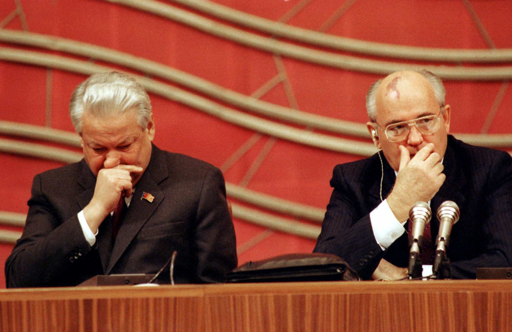 «Рокировочки», проводимые в директивных органах с благоволения Горбачёва, а позже Ельцина, создавали благоприятные условия для безнаказанного промысла в нашей стране западных разведсообществ.