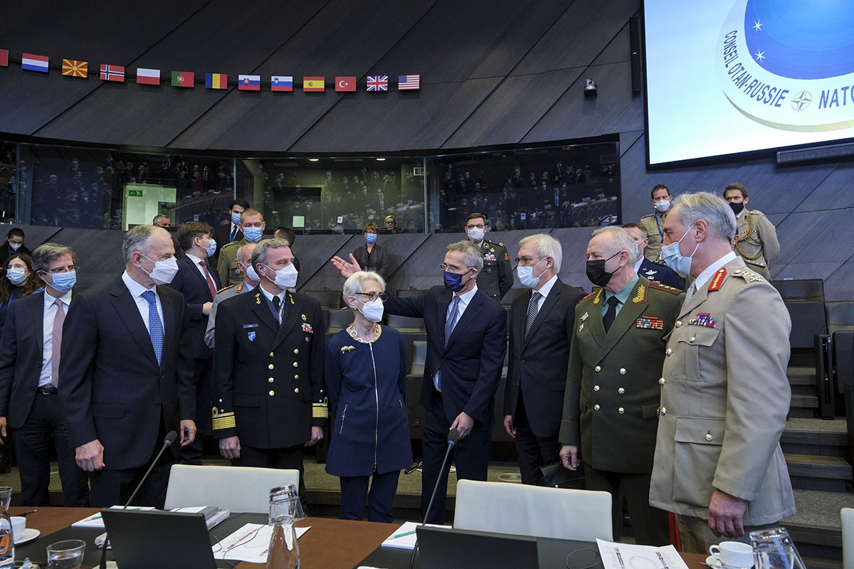 Разговор в Брюсселе ещё раз подтвердил, что НАТО понимает один из ключевых вопросов повестки дня - принцип неделимости безопасности - избирательно, только для её членов.