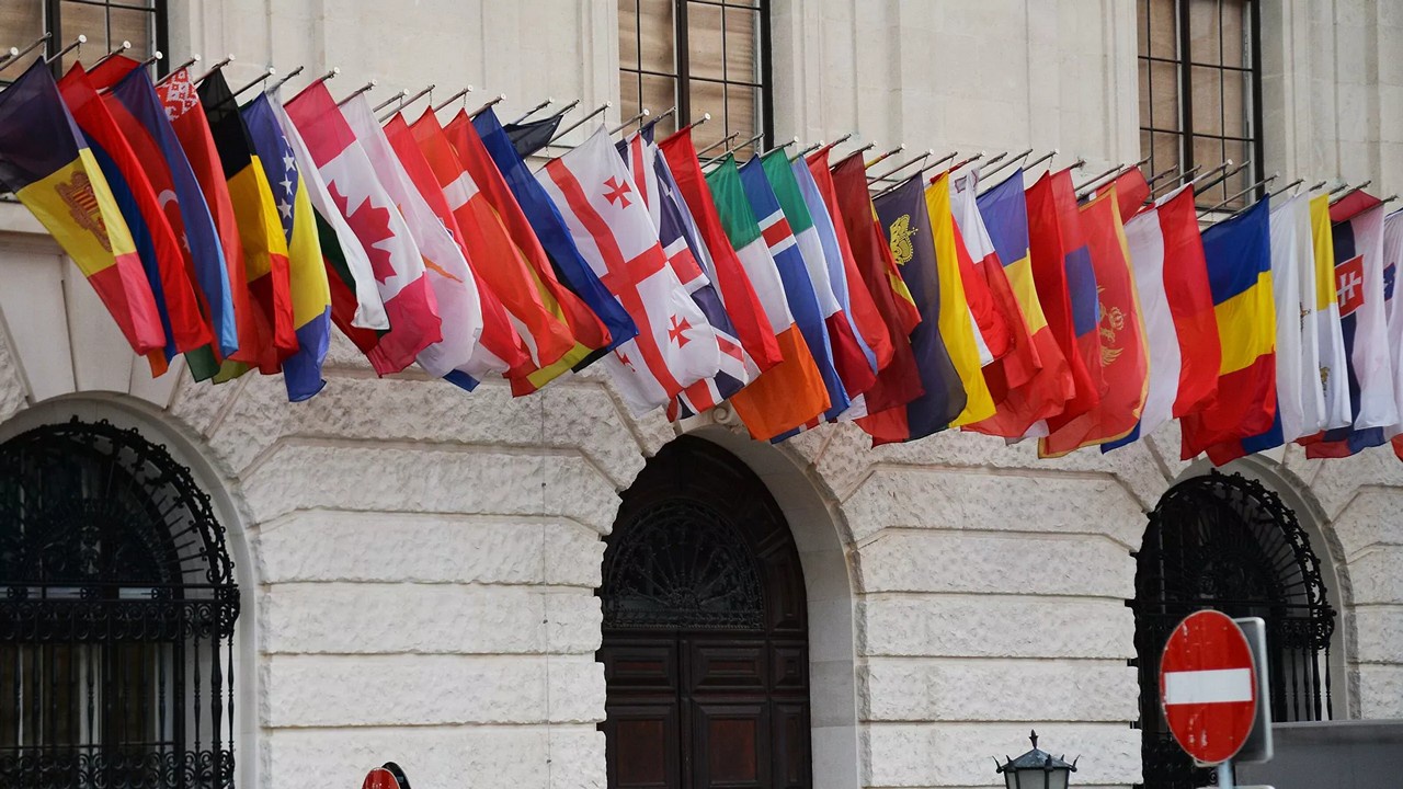 Вызывает удивление, что на специальном заседании Постоянного совета ОБСЕ в Вене не выступили представители Франции, Италии и ФРГ.