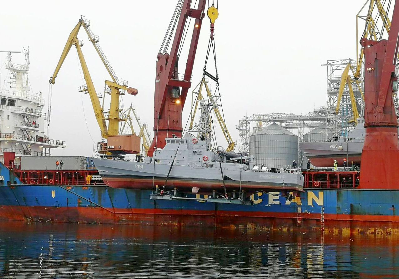 Выгрузка в Одессе «подаренных» старых катеров Island, отработавших более трёх десятилетий в интересах Береговой охраны США.