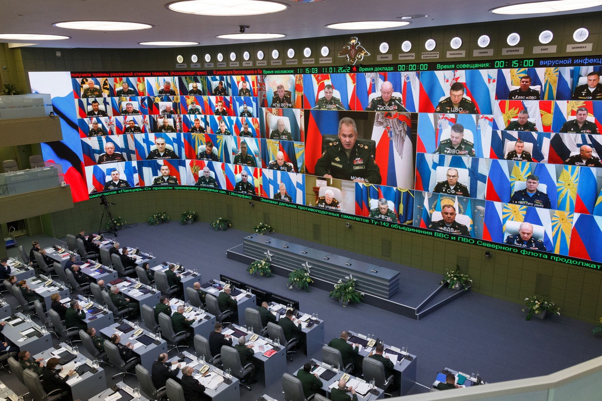 Министр обороны Российской Федерации генерал армии Сергей Шойгу на тематическом селекторном совещании с руководящим составом Вооружённых сил.