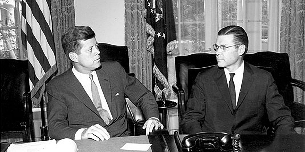 РУМО основано в 1961 году при президенте Джоне Ф. Кеннеди с подачи главы Пентагона Роберта Макнамары.