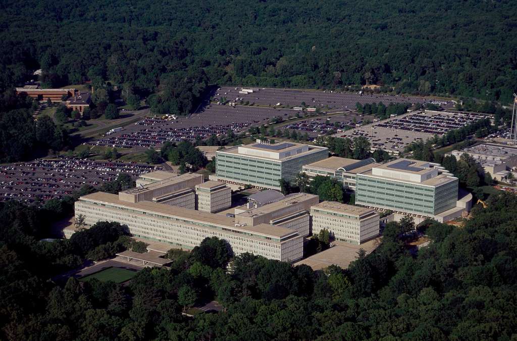 Штаб-квартира ЦРУ находится в Лэнгли, в вашингтонском пригороде Мак-Лин, штат Виргиния.