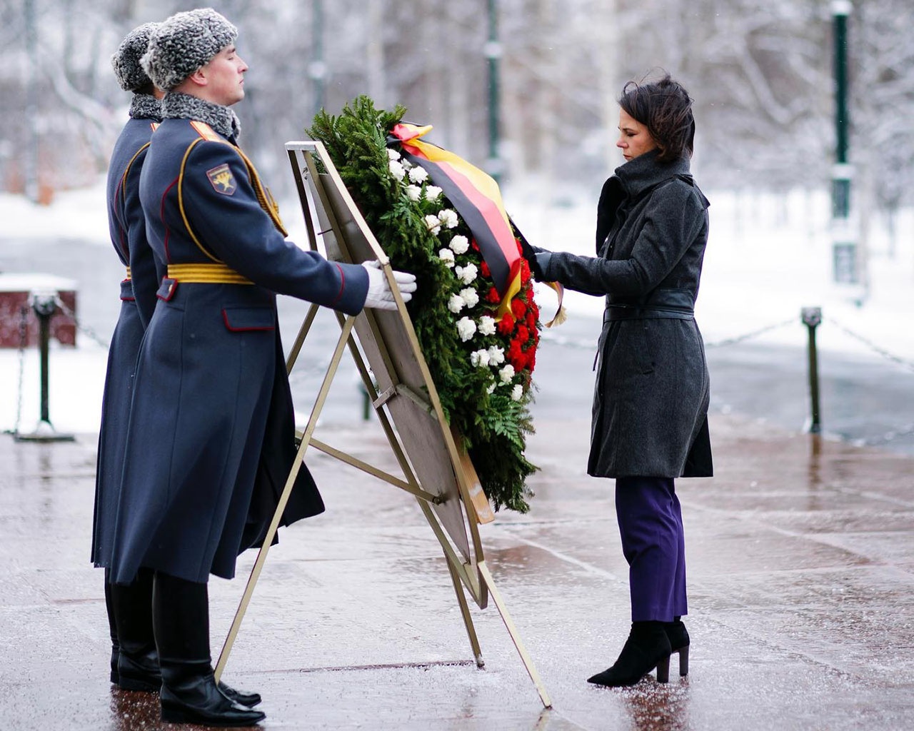 Анналена Бербок по своей инициативе посетила Могилу Неизвестного солдата и возложила там цветы.