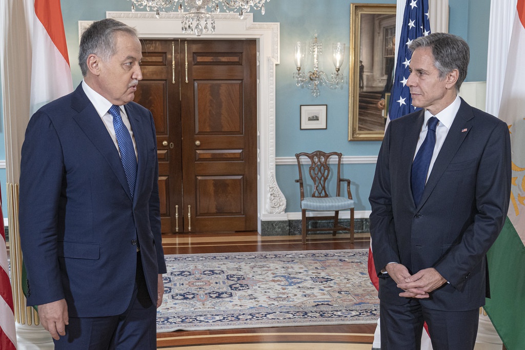Госсекретарь США Энтони Блинкен встречался по поводу приема афганских беженцев c министром иностранных дел Таджикистана Сироджиддином Мухриддином.