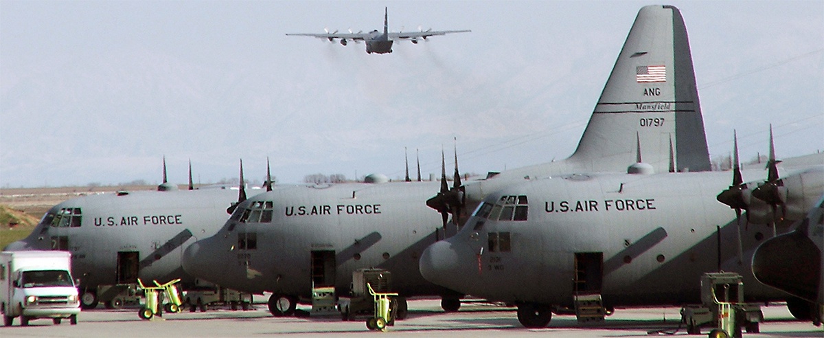 B 2005 году американцы были вынуждены убрать свою авиацию с узбекского военного аэродрома Карши-Ханабад.