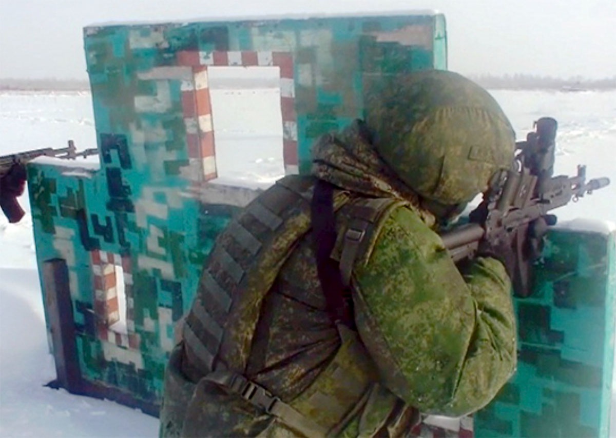 Новые автоматы АК-12, поступившие на вооружение в войска Восточного военного округа, испытали военнослужащие разведывательных подразделений в Хабаровском крае.