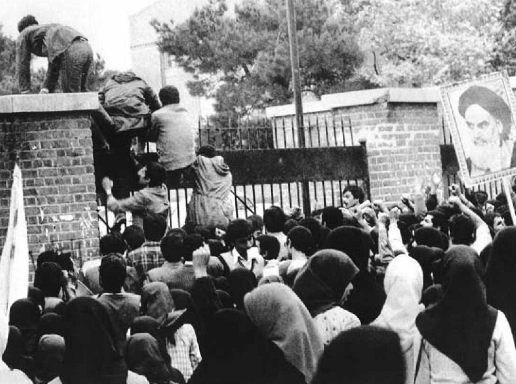 Иранские студенты перелезают через ворота посольства США в Тегеране. 4 ноября 1979 г.