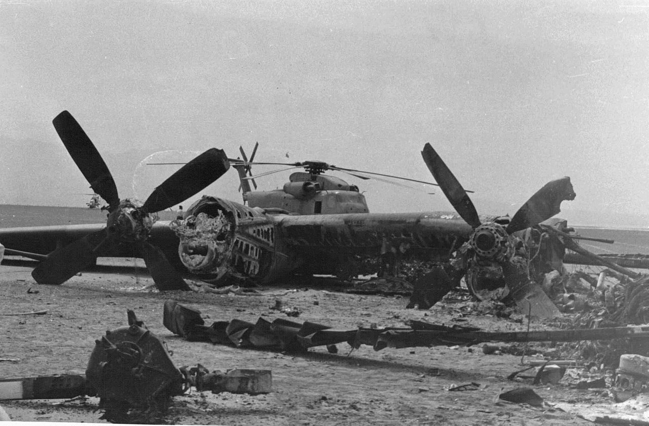 Останки транспортника С-130 «Геркулес» и один из брошенных вертолётов.