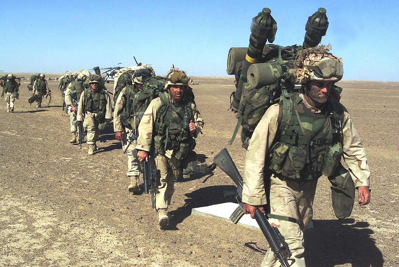 Морские пехотинцы США высаживаются в Афганистане. Ноябрь 2001 г.