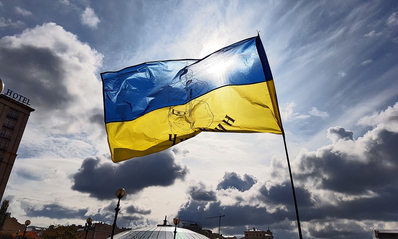 Флаг - это всё, что осталось. Ни Европа, ни США не хотят принимать на себя обязательства по содержанию Украины и восстановлению её экономики.