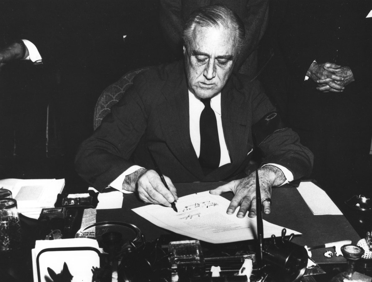 В ноябре 1942 года президент Рузвельт официально разрешил программу по созданию биологического оружия.