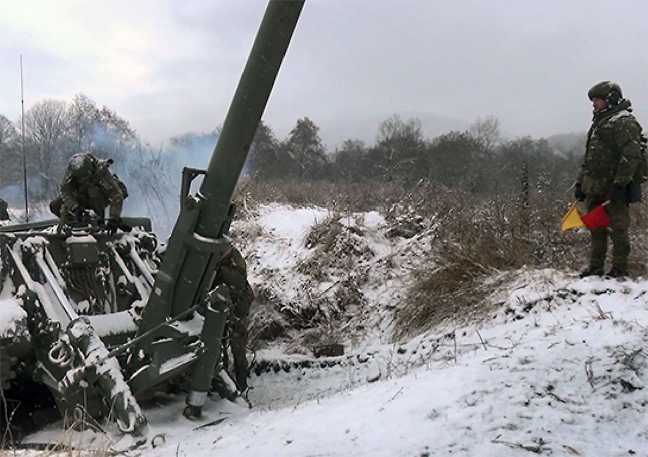 Расчёты миномётов большой мощности «Тюльпан» соединения ЮВО отработают уничтожение целей в Северной Осетии.
