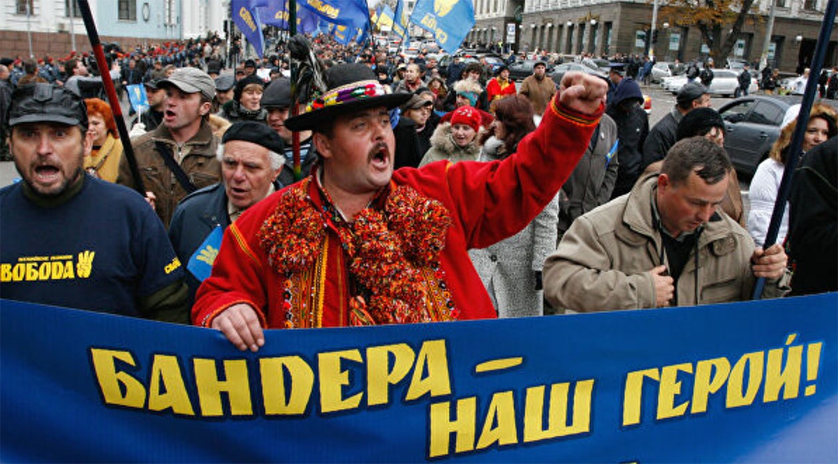 Можно с высокой степенью вероятности полагать, что нынешняя власть в Киеве боится радикальных националистов и под их влиянием может пойти на очень опасные действия.