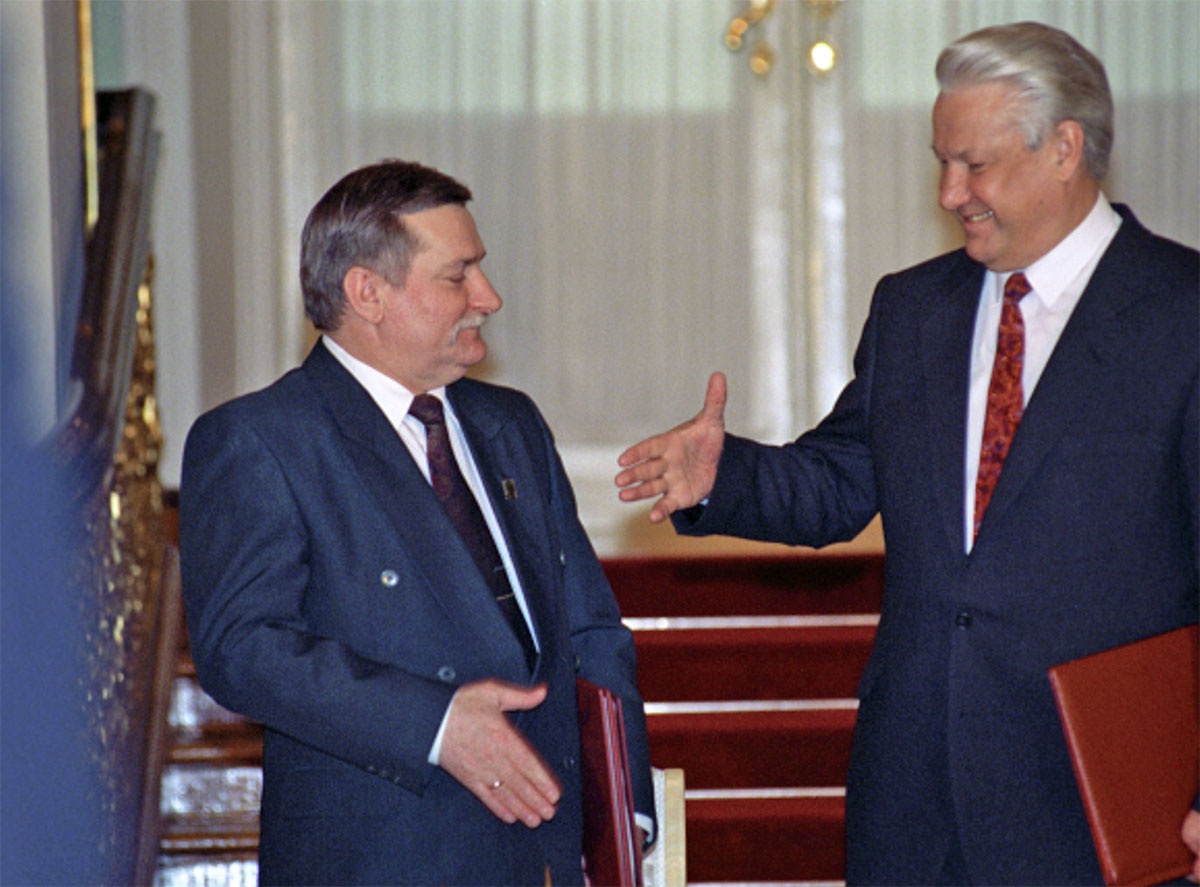 Борис Ельцин благословляет Польшу на вхождение в НАТО.