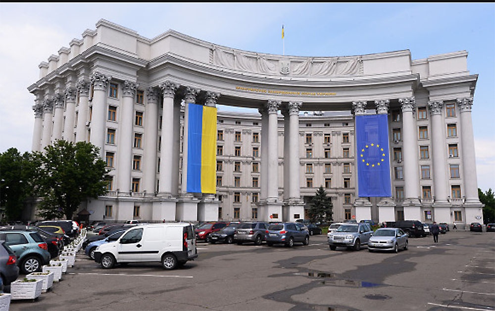 Поведение Украины на международной арене такое, что можно решить, что Коломойский уже тридцать лет работает министром иностранных дел Украины.