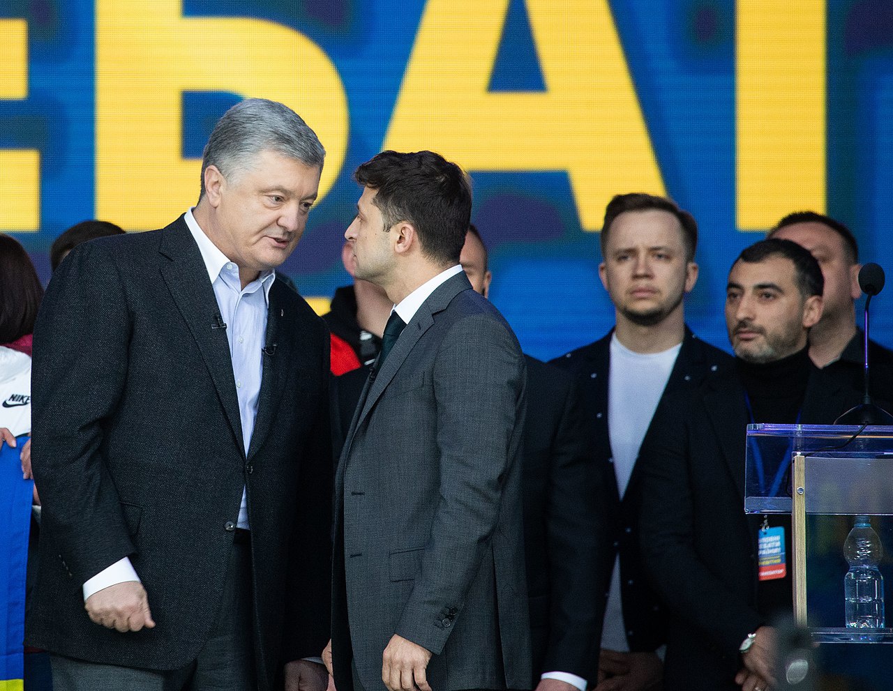 Порошенко на равных конкурирует за президентское кресло с глупым клоуном, выглядывающим из бокового кармана пиджака Игоря Валерьевича.