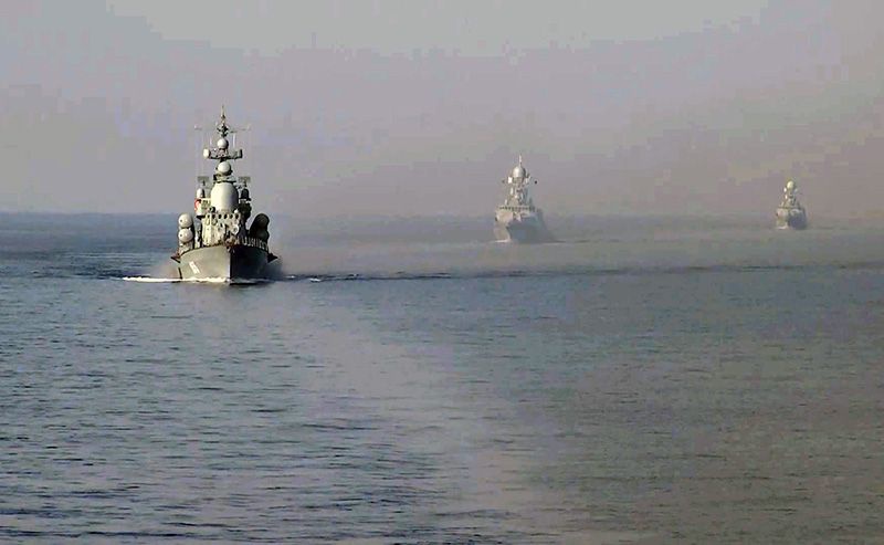 Экипажи кораблей Балтийского флота следуют в район назначенных действий.