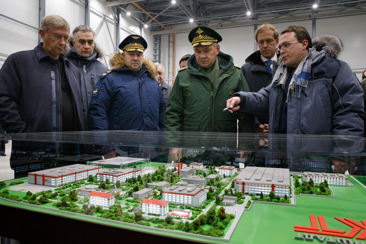 Завод компании «Кронштадт» в Дубне посетили федеральные министры - Сергей Шойгу и Денис Мантуров и губернатор Подмосковья Андрей Воробьёв.