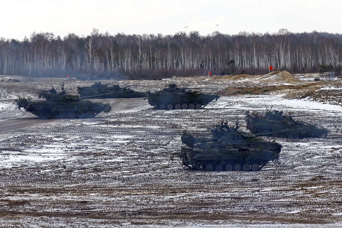 Российские и белорусские военнослужащие в непрерывной динамике отработали комплекс учебно-боевых задач с боевой стрельбой общевойсковых и десантных подразделений.