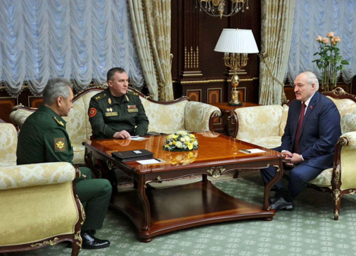 Министр обороны Российской Федерации генерал армии Сергей Шойгу на встрече с президентом Республики Беларусь Александром Лукашенко в Минске.