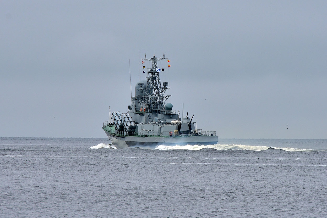 МРК «Смерч» Тихоокеанского флота следует курсом из Авачинской бухты.