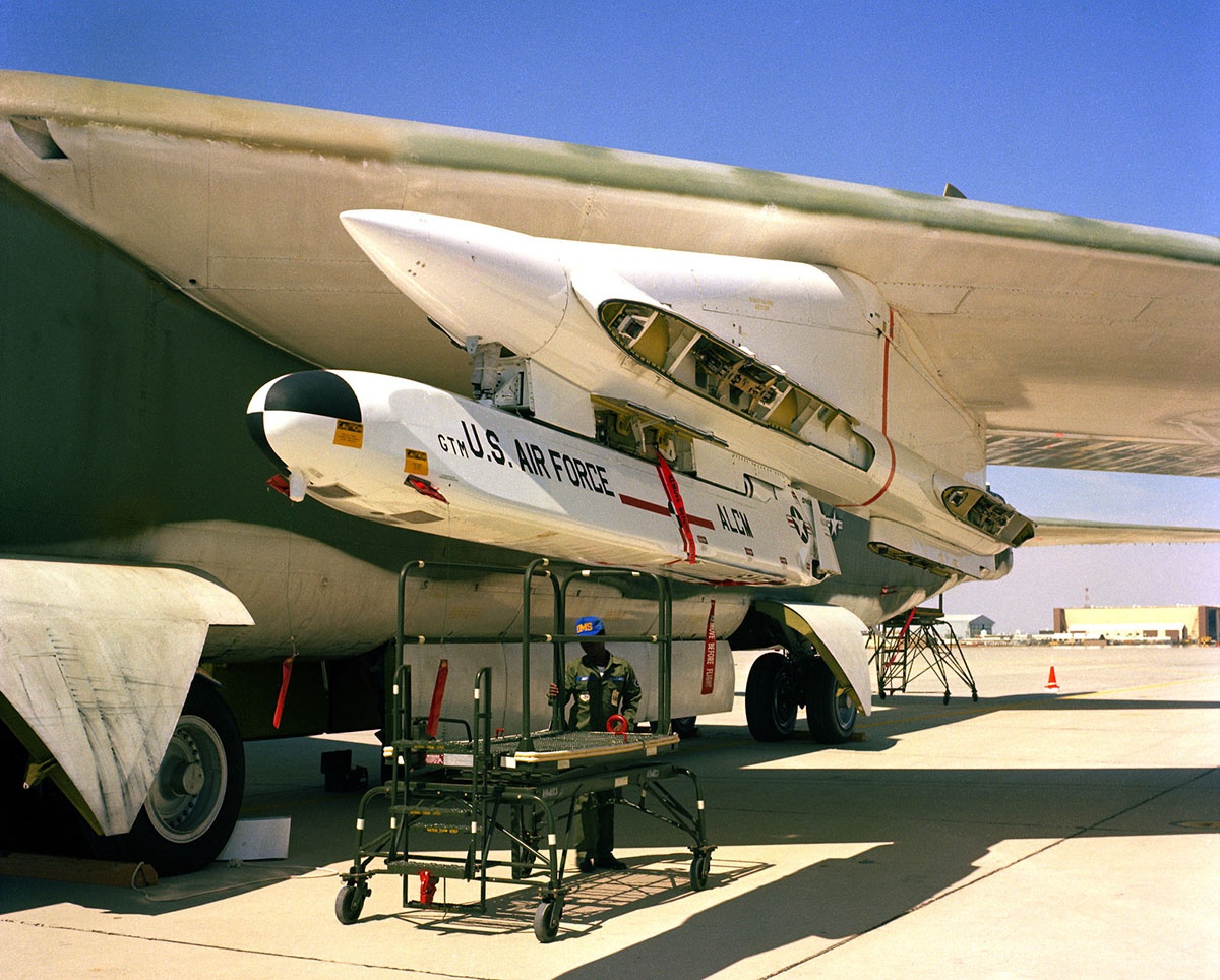 На ракете установлен двухконтурный турбовентиляторный двигатель F-107-WR-100 фирмы Williams Research.