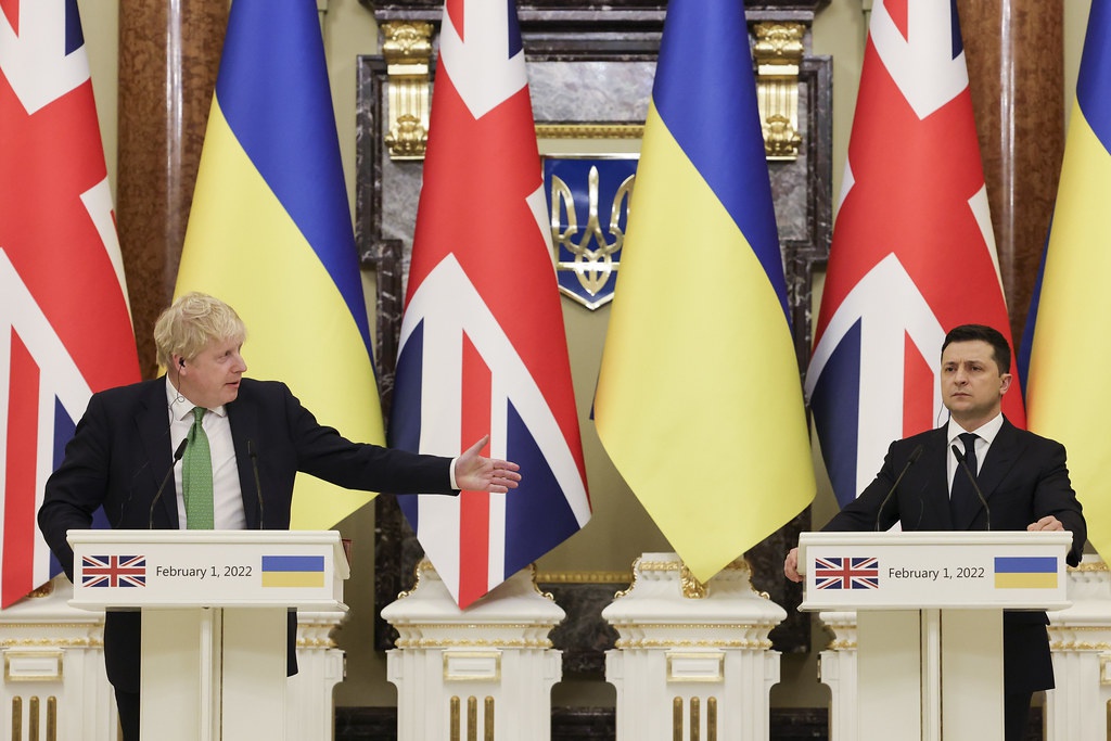Британский премьер Борис Джонсон призвал украинцев сражаться с «клятыми москалями» до последней капли крови.