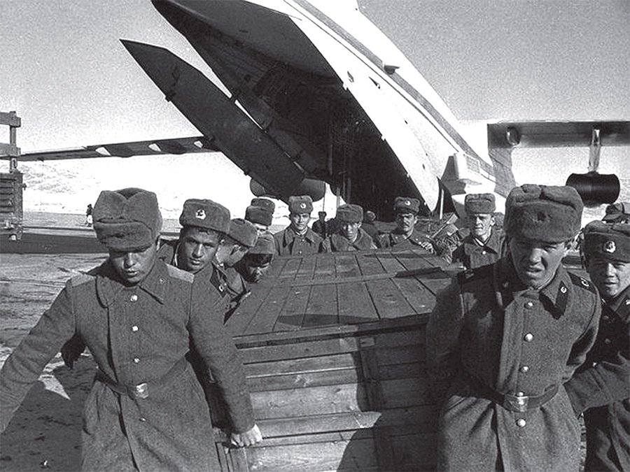 «Груз 200» перевозили военным самолётом, который вскоре прозвали «Чёрным тюльпаном».