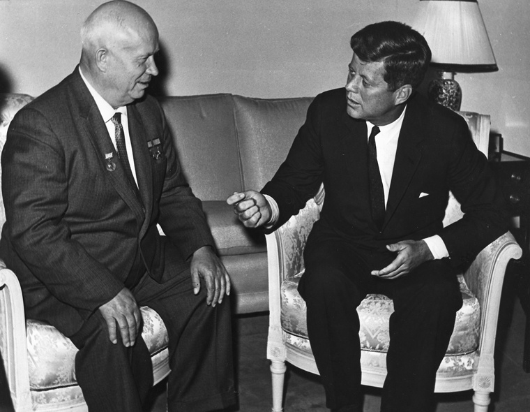 B период Карибского кризиса переписка Никиты Хрущева и Джона Кеннеди велась минуя официальные каналы.