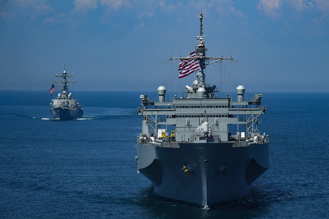 Ракетный эсминец USS Porter класса Arleigh Burke и командно-штабной корабль класса Blue Ridge USS Mount Whitney в Чёрном море.