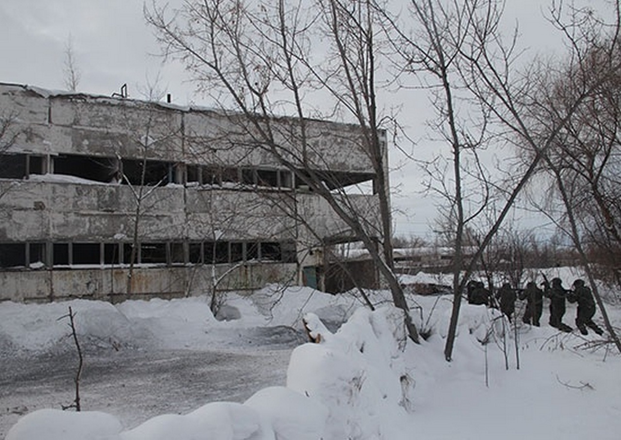 Инженеры ЦВО на учении в Башкирии отработали разминирование и штурм здания.
