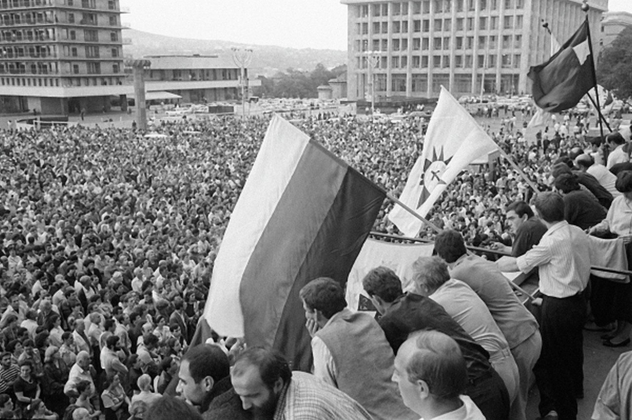 В столице Грузинской ССР приключилась, под сурдинку горбачёвской «эмансипации», бурная многотысячная стихийная демонстрация под ярыми националистическими лозунгами.