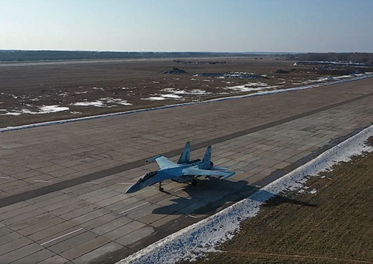 Экипажи истребителей ВКС России и ВВС Белоруссии отработали порядок ведения воздушного боя на малых высотах.