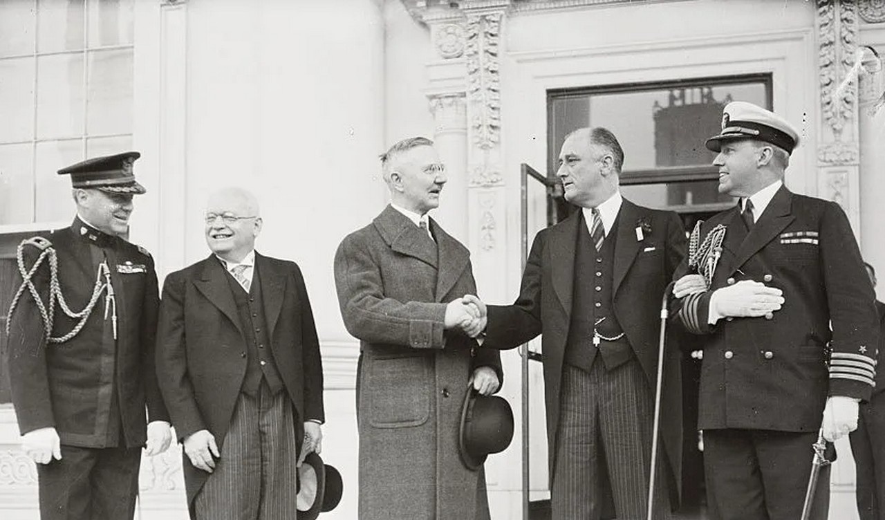 Президент США Ф. Рузвельт в 1933 году встретился с президентом Рейхсбанка Я. Шахтом, в результате чего Германия получила инвестиции на сумму более миллиарда долларов.