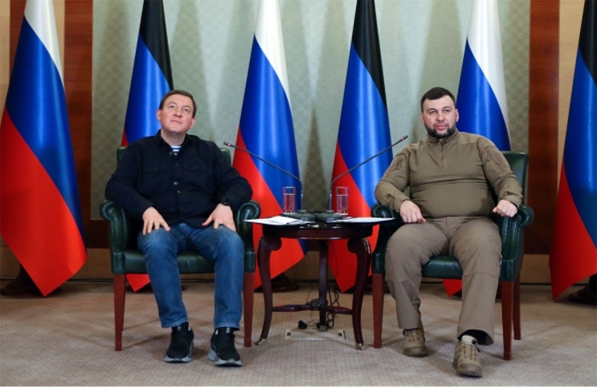 Глава ДНР Денис Пушилин (справа) и секретарь Генерального совета партии «Единая Россия» Андрей Турчак на пресс-конференции в Донецке.