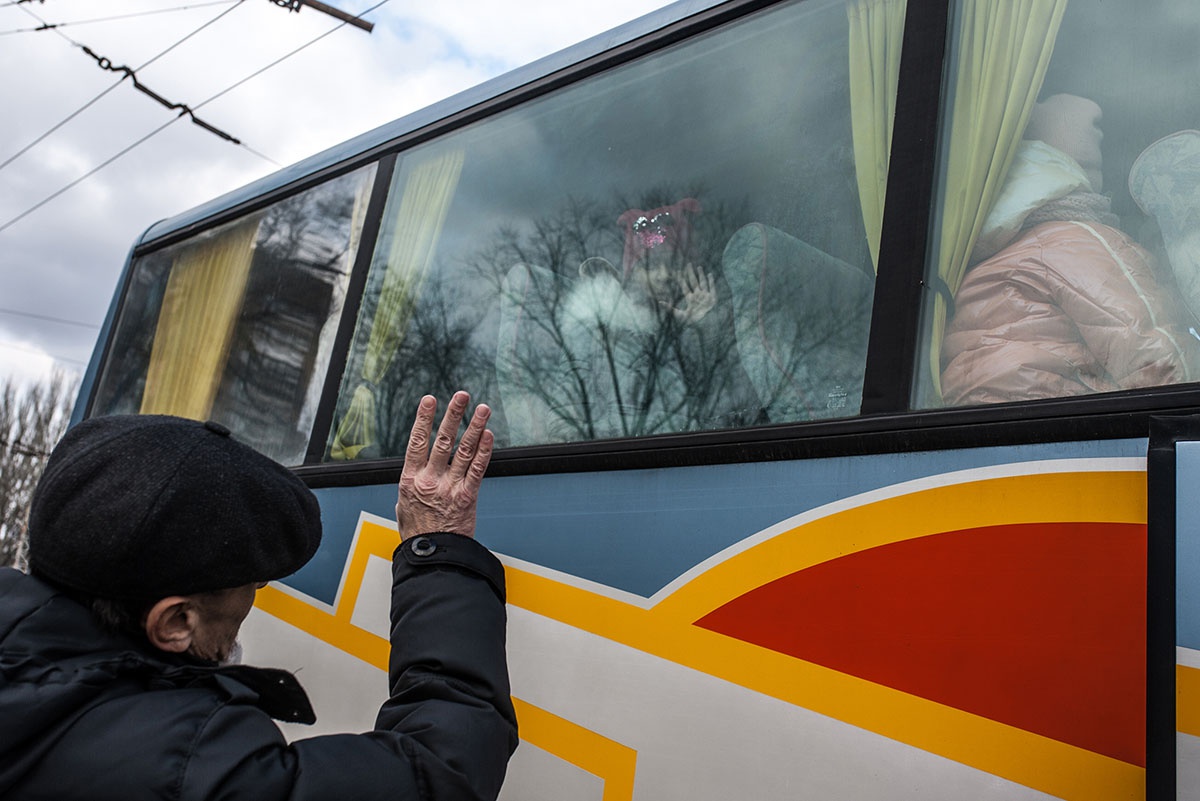 Почти сразу за эвакуацией в ДНР и ЛНР была объявлена всеобщая мобилизация мужчин призывного возраста, медработников и других категорий граждан, подлежащих призыву на военную службу.