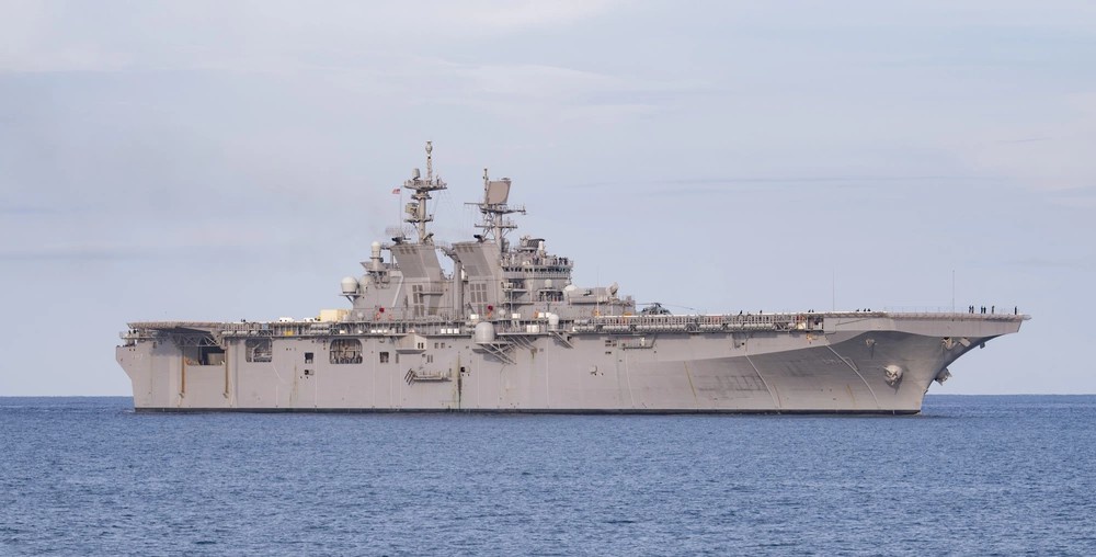 Универсальный десантный корабль LHA 7 с говорящим названием Tripoli.