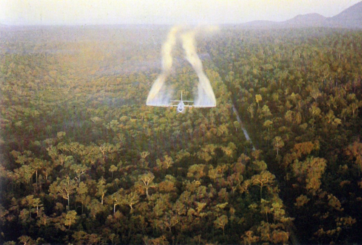 Распыление дефолиантов с американского самолёта во время операции Ranch Hand в ходе войны во Вьетнаме. 1962 г.