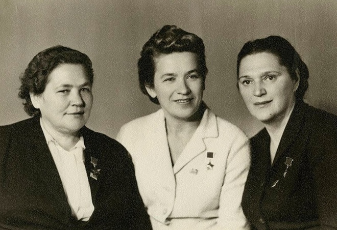 Надежда Троян, Мария Осипова, Елена Мазаник 29 октября 1943 года были удостоены высокого звания Героя Советского Союза.