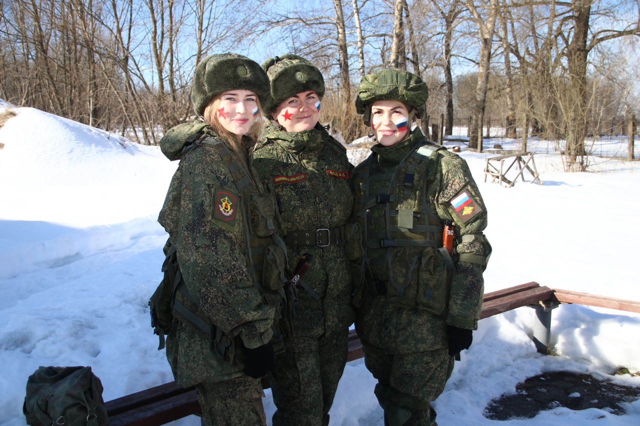 И всё же военные девушки - всё равно девушки: красивые, весёлые, нежные.