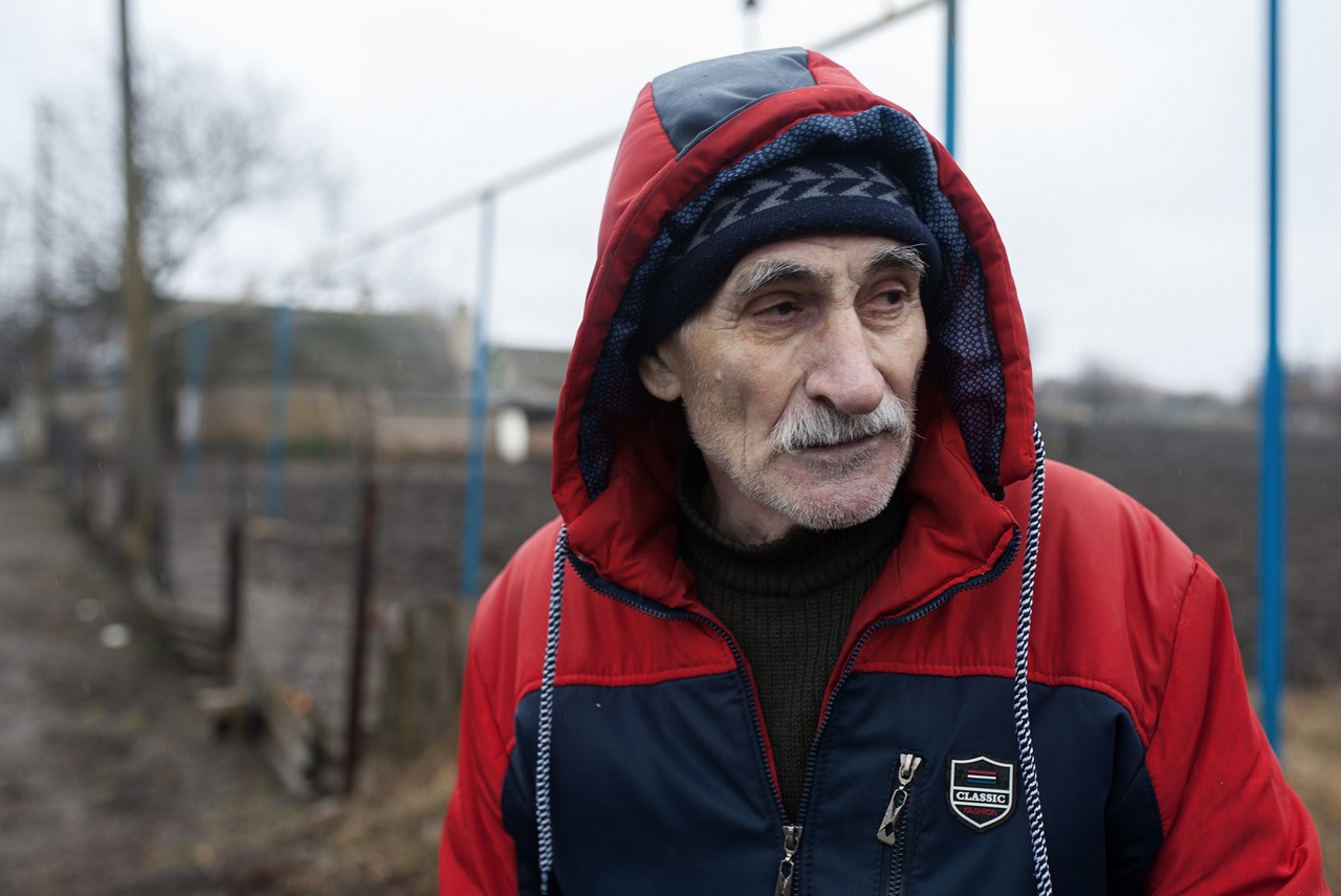 Александр, 81 год, рассказывает о ситуации в посёлке.