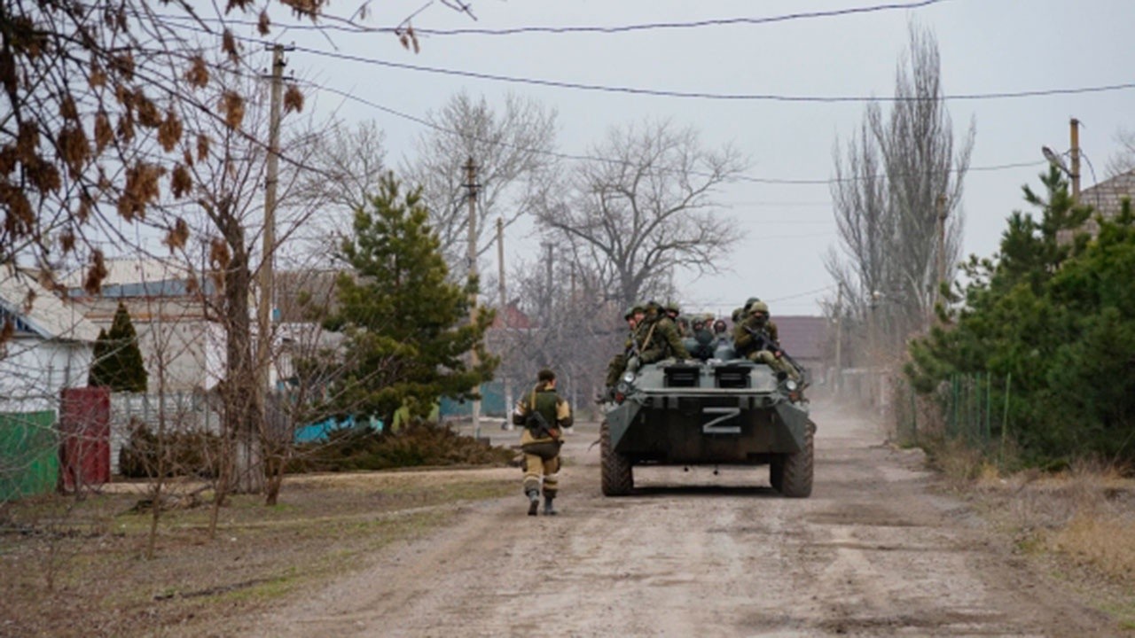 Мариуполь блокирован полностью с востока и севера ополчением ДНР, с запада войсками ВС РФ, но штурм пока не ведётся.