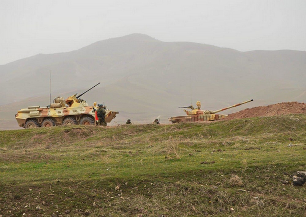 Совместное учение экипажей авиационной группы и военнослужащих подразделения радиоэлектронной борьбы 201-й российской военной базы в Таджикистане на полигоне Ляур.
