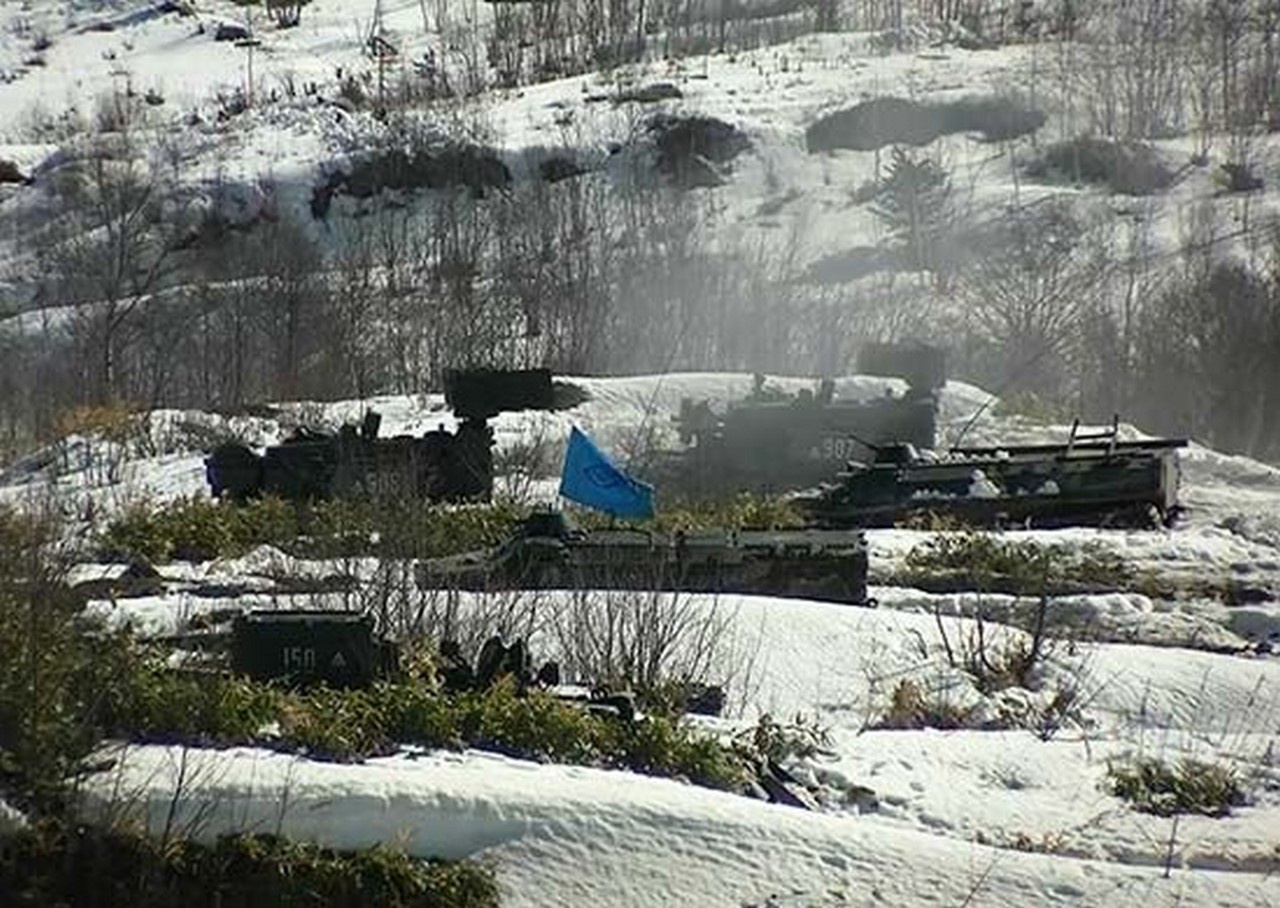 Мотострелки армейского корпуса Восточного военного округа совместно с расчётами самоходных артиллерийских установок «Гиацинт» на Сахалине отработали совместные действия по уничтожению позиций условного противника.