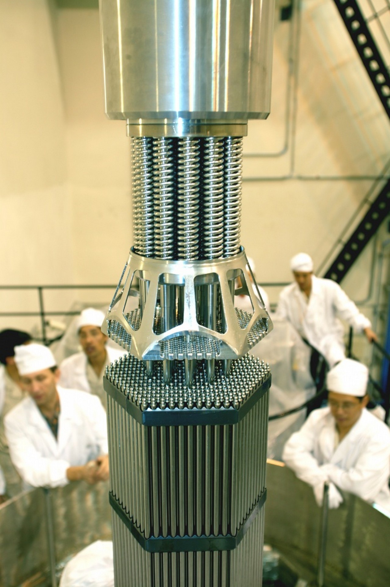 Один и тот же процесс - обогащение урана - может быть использован как для получения ядерного топлива для АЭС, так и в создании ядерной бомбы.
